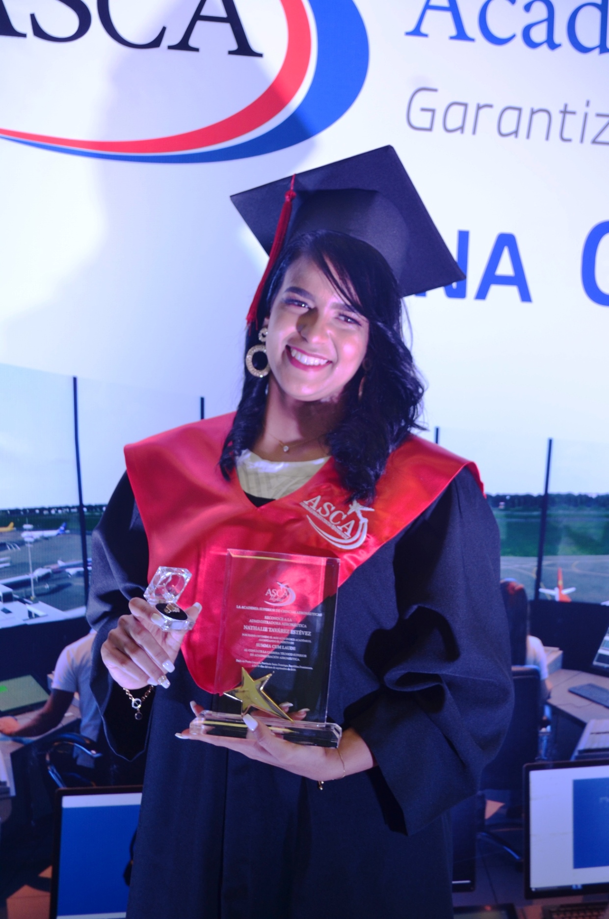 Nathalie Tavárez Estévez, estudiante con el mayor índice académico, graduada Summa Cum Laude de la carrera Técnico Superior en Administración Aeronáutica.