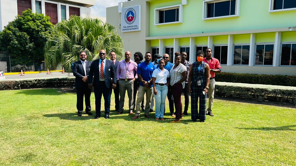 Grupo de controladores de tránsito aéreo de la Autoridad de Aviación Civil de Jamaica.